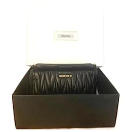Clutch Miu Miu in pelle di agnello trapuntata nera
