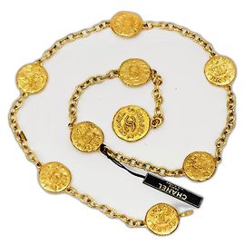 Colar e cinto de medalhões martelados vintage Chanel dos anos 1980