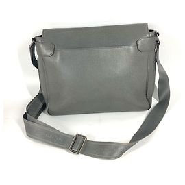 Borsa a flap Roman MM Taiga di Louis Vuitton