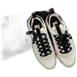 CHANEL Klassische Sneakers in Elfenbeinweiß