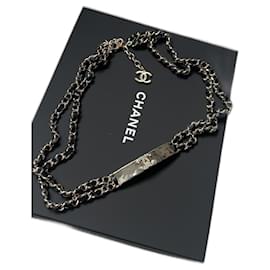 Cintura Chanel trapuntata in pelle nera e oro