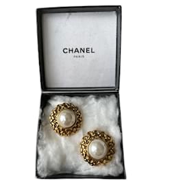Orecchini Chanel a clip dorati e perle