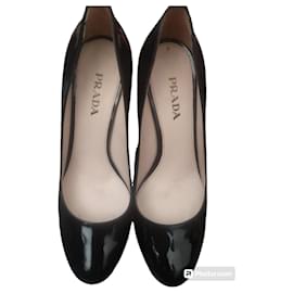 Décolleté Prada con plateau in vernice nera