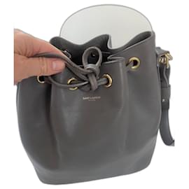 Modèle Yves Saint Laurent bourse