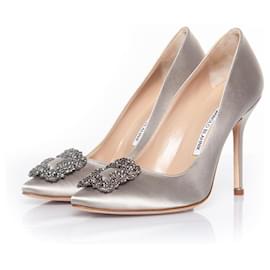 Décolleté in satin Hangisi di Manolo Blahnik