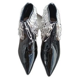 Botines Christopher Kane de charol negro con perlas