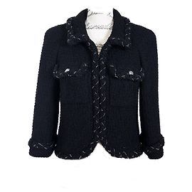 Chanel Ikonische schwarze Tweedjacke mit Kettenbesatz