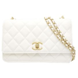 Borsa a spalla Chanel in pelle di agnello matelassé con marchio Coco
