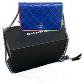 Raro carteira matelassé azul CHANEL 2019 com corrente
