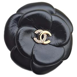 Spilla Camelia Chanel in Pelle Nera Cristalli Swarovski