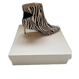 Autre Marque Botines Bettina Vermillon de Cuero Estampado Cebra Blanco y Negro