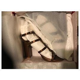 Valentino Garavani Rockstud Sandali in pelle metallizzata bronzo