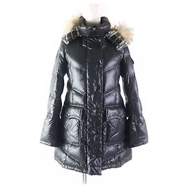 Abrigo de nylon acolchado Burberry con capucha de piel negra