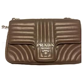 Prada Diagramma e lettere argentate
