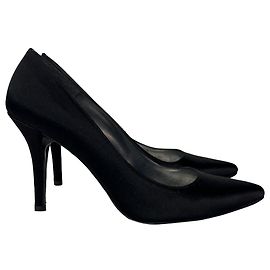 Zapatos de tacón puntiagudo Stuart Weitzman en satén negro