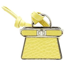 Fendi Strap Pico Peekaboo Charm in pelle gialla