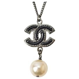 Collana Chanel in gunmetal nero con motivo di perle