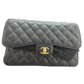 Portacarte Chanel Jumbo in pelle caviar nero e blu