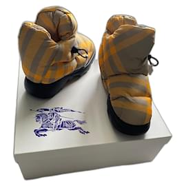 Botas de almohada a cuadros Burberry