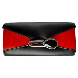 Clutch Alexander McQueen in pelle nera e rossa con spilla
