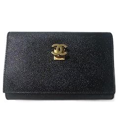 Portafoglio bi-fold con chiusura CC di Chanel e chiusura a scatto