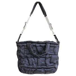 Bolso tote de nylon acolchado con logo de Chanel