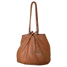 Michael Kors Borsa bucket in pelle marrone con nappina