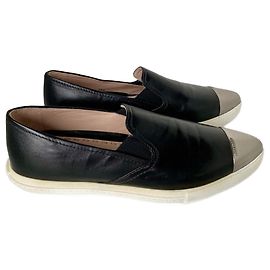 Mocassini Miu Miu in pelle nera con punte metalliche