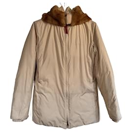Chaqueta de plumón Prada con capucha de piel natural crema