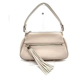 Chanel Schultertasche aus weißem Leder