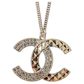 Chanel Collana CC B17C Logo in oro invecchiato Matelassé GHW con cristalli in scatola