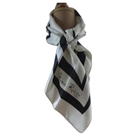 Nina Ricci Seidentwill Quadrat, S/W.