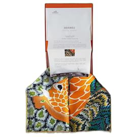 Edição muito limitada. Hermès carré "As Três Graças"