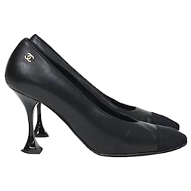 Pumps scolpiti con tacco CC intrecciato di Chanel in pelle nera