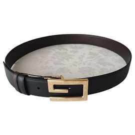 GUCCI WENDENDE GÜRTEL MIT QUADRATISCHER G-SCHNALLE.