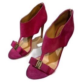 Salvatore Ferragamo Sandali in suede rosa con tacco di 10 cm, fiocco e etichetta del marchio