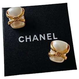 Chanel Große Ohrringe aus Kunstperlen CC