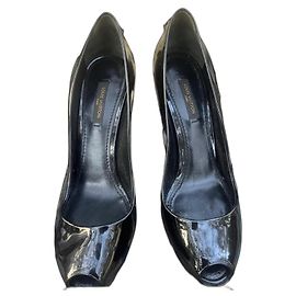 Zapatos de charol negro Louis Vuitton con candado dorado