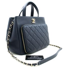 Bolso de hombro de cuero de ternera texturizado azul marino CHANEL, acolchado