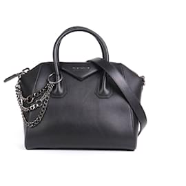 GIVENCHY - Borsa Antigona di Givenchy in pelle liscia nera