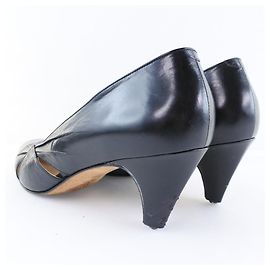 Gucci Leder Pumps mit seitlichem Schnitt in Schwarz