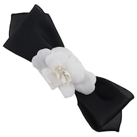 Fermaglio in tessuto di raso con nastro Camelia di Chanel