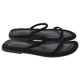 Totême Le City Slides in Camoscio Nero