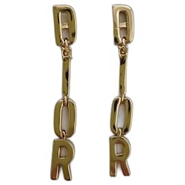 Christian Dior Orecchini Dior realizzati in metallo dorato. Condizioni perfette. Senza difetti. Molto leggeri ed estremamente comodi da indossare.
