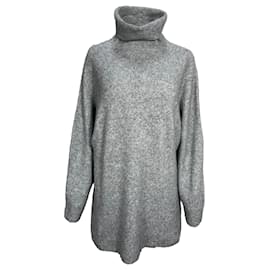 The row Der Rollkragenpullover aus grauer Wolle