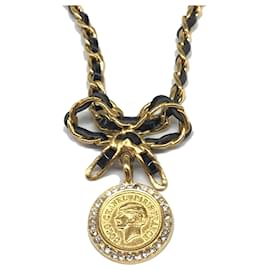Gucci Collar Medallón Chanel de oro con strass