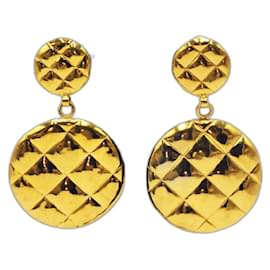 Orecchini a clip pendenti in matelassé dorato Chanel