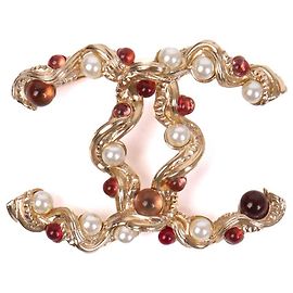CHANEL - Broche CC de Chanel adornada con piedras tricolores
