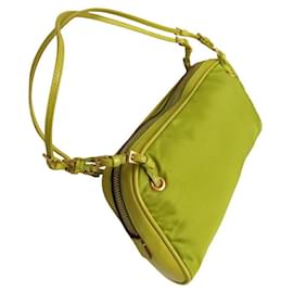 Prada Handtasche Hellgrün Nylon und Leder