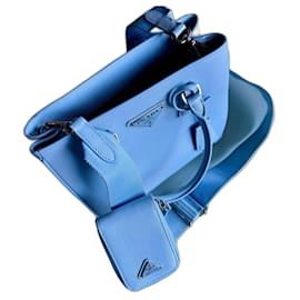 Prada Handtasche aus Leder Hellblau